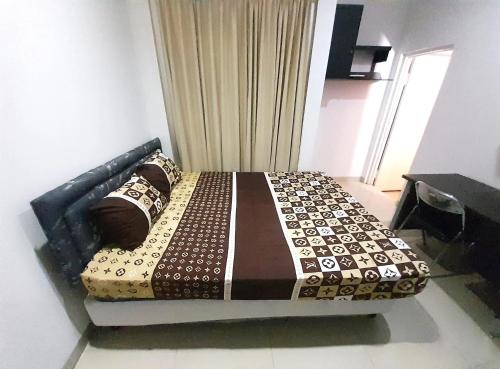 un dormitorio con una cama en una habitación en sa'ci guest house, en Bandung