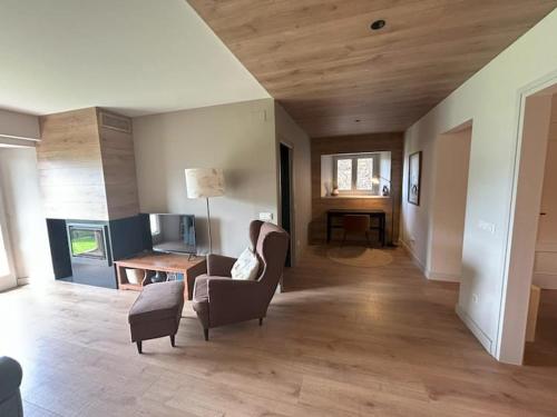 TV a/nebo společenská místnost v ubytování Garden and spectacular views