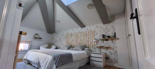 ein Schlafzimmer mit einem großen Bett im Dachgeschoss in der Unterkunft Aitetxe II Laguardia in Laguardia