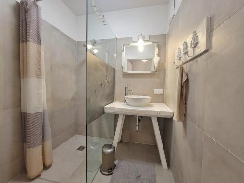 a bathroom with a sink and a shower at Grimminglounge in Liezen