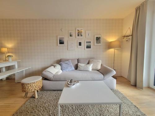 a living room with a couch and a table at Grimminglounge in Liezen