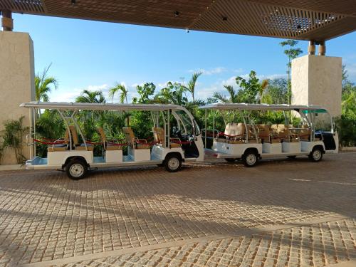 two golf carts parked in a parking lot at Hotel Mundo Maya Chichén Itzá in Chichén-Itzá