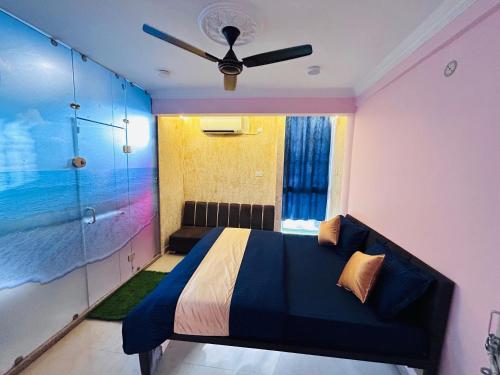 um quarto com uma cama e um ventilador de teto em Super Hotel O Panchi Pride em Bhopal