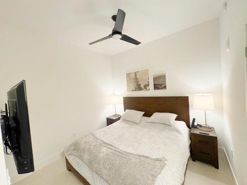 Ένα ή περισσότερα κρεβάτια σε δωμάτιο στο Gale Hotel - Luxury Condo On the High