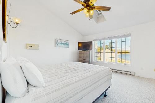Una cama o camas en una habitación de Water's Edge at Deer Cove