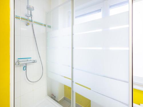 a shower with a glass door in a bathroom at Vicky derde in Galopen