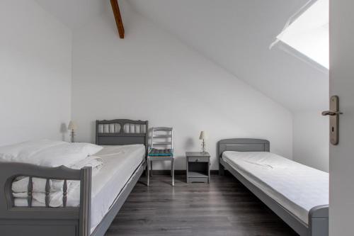 En eller flere senge i et værelse på L'école Dé'rive, gîte 12 personnes