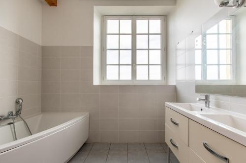 Et badeværelse på L'école Dé'rive, gîte 12 personnes