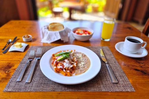 Una mesa con un plato de comida y una taza de café. en Hotel Casa San Pancho, en San Francisco