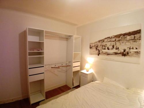 1 dormitorio con 1 cama y una foto de playa en maison en banlieue de Caen, en Sept-vents