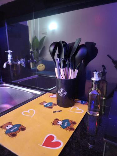 een aanrecht met een snijplank met daarop keukengerei bij Poshairbnb in Nairobi