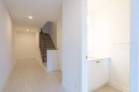 Fotografie z fotogalerie ubytování 2 Bedroom Modern Home & Close to Airport Downtown v destinaci Ottawa