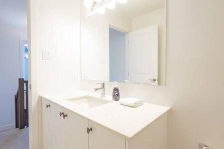 Fotografie z fotogalerie ubytování 2 Bedroom Modern Home & Close to Airport Downtown v destinaci Ottawa