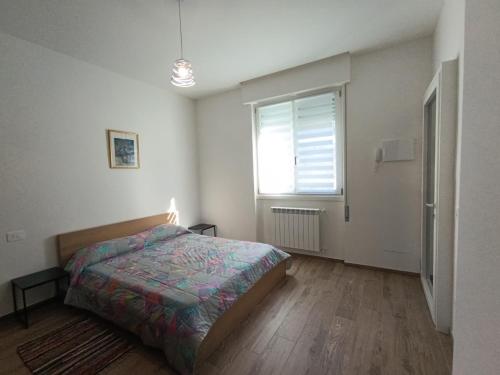 Un dormitorio con una cama y una ventana en Sidera Dafni, en Dervio