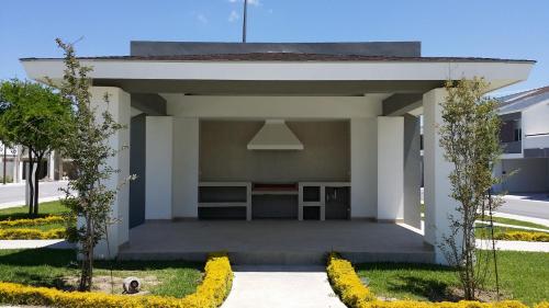 Un patio o zona al aire libre en Monterrey Airport Short & Long Term Suites