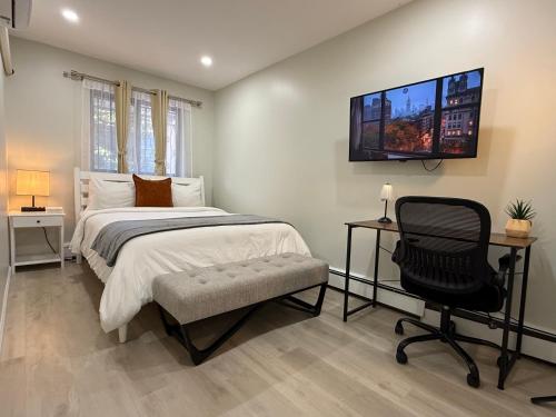 Giường trong phòng chung tại Flushing City Escape
