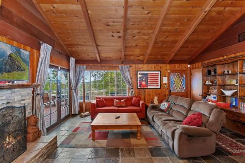 a living room with a couch and a table at Emerald Arrowhead Haus - For 6 in Lake Arrowhead