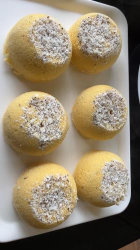 un piatto bianco sormontato da panini ricoperti di zucchero a velo di Casa Nube Resort Munnar a Munnar