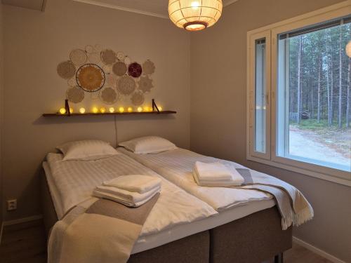 una camera da letto con un letto grande con una finestra di Villa Arvoranta a Nellimö