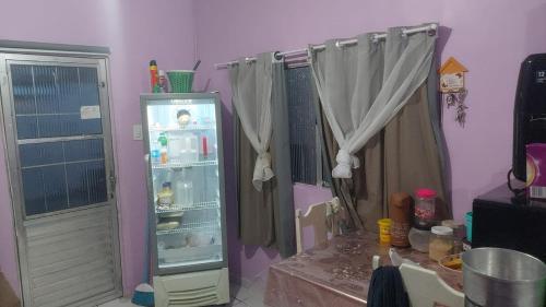 einen Kühlschrank mit offener Tür in der Küche in der Unterkunft COP 30 Casa para grupos in Água Boa