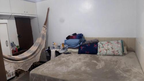 Zimmer mit einem Bett und einer Hängematte. in der Unterkunft COP 30 Casa para grupos in Água Boa