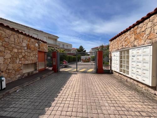 Το κτήριο όπου στεγάζεται  το διαμέρισμα