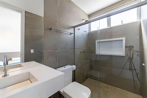 ein Badezimmer mit Toilette, Waschbecken und Dusche in der Unterkunft Casa de Luxo em Condomínio na Barra de São Miguel in Barra de São Miguel