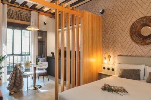 a bedroom with a bed and a table in a room at Hotel Spa Los Mercaderes in Talavera de la Reina