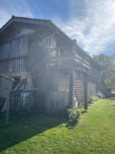 La Grange Sanguinet في سانغوينت: منزل تنمو شجرة على جانبه