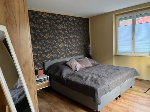 เตียงในห้องที่ Ferienwohnung