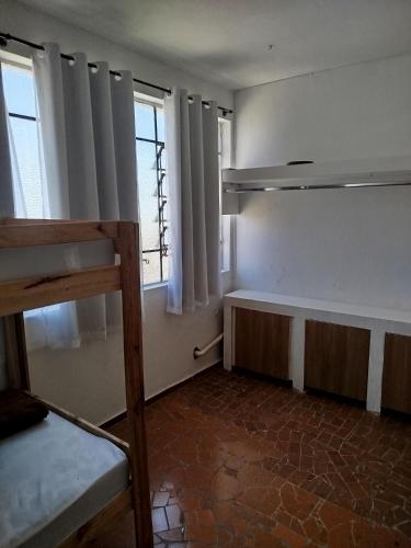 Ένα ή περισσότερα κρεβάτια σε δωμάτιο στο Hostel União bh