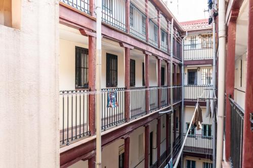 Vive Lavapiés: Culture & Tapas 1 Min from Metro