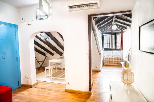Vive Lavapiés: Culture & Tapas 1 Min from Metro