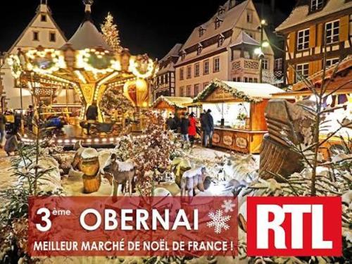 a christmas market in the middle of a town at Gîte avec parking, au calme, entre Colmar-Riquewihr et Obernai ,marchés de Noël, 3 chambres, avec terrasse in Châtenois