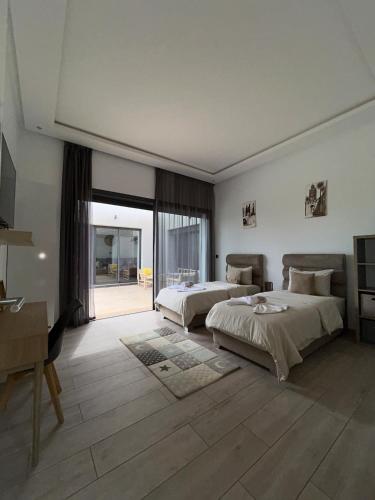 NajemVilla Prestige的一间大卧室,配有两张床和一张书桌