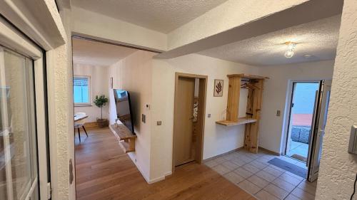 een woonkamer met uitzicht op een kamer met een gang bij TheWoodenStack in Waldachtal