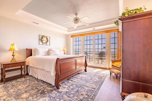 Ένα ή περισσότερα κρεβάτια σε δωμάτιο στο Beach Haven 213D - Oceanfront!