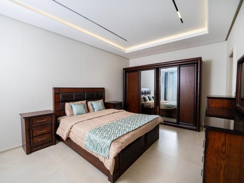 アンマンにあるطريق المطار بوليفارد الامعريのベッドルーム(ベッド1台、ドレッサー、テレビ付)