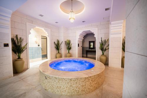 アンマンにあるطريق المطار بوليفارد الامعريの広いバスルーム(青い大型バスタブ付)が備わります。