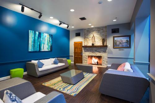 a living room filled with furniture and a fire place at HI Los Angeles - Santa Monica Hostel in Los Angeles