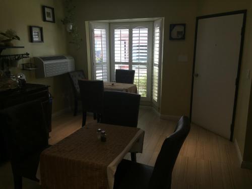 a dining room with a table and chairs and a window at El Royale Hotel - Near Universal Studios Hollywood in Los Angeles