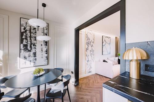 a kitchen and dining room with a table and chairs at JW Executive ApartHouse in Glasgow