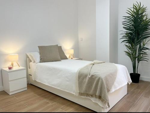 En eller flere senge i et værelse på Urban-Usera with Terrace in Madrid Chinatown