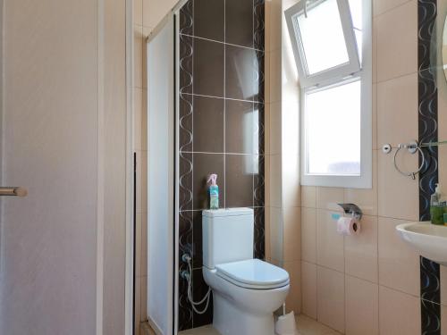 une salle de bain avec toilettes, lavabo et fenêtre dans l'établissement ВИЛЛА 3 спальни в комплексе CAESAR BEACH.аквапарк*, à Boghaz