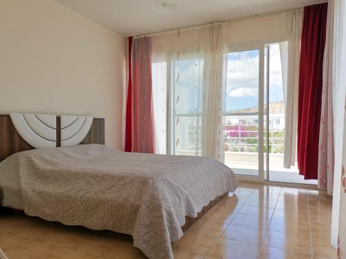 une chambre avec un lit et une grande fenêtre dans l'établissement ВИЛЛА 3 спальни в комплексе CAESAR BEACH.аквапарк*, à Boghaz