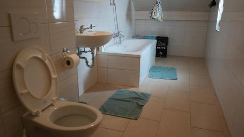 Bilik mandi di Homely 2,5 room apartment