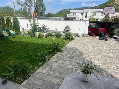 a backyard with a brick patio and a basketball hoop at Banesa Mitrovice in Mitrovicë