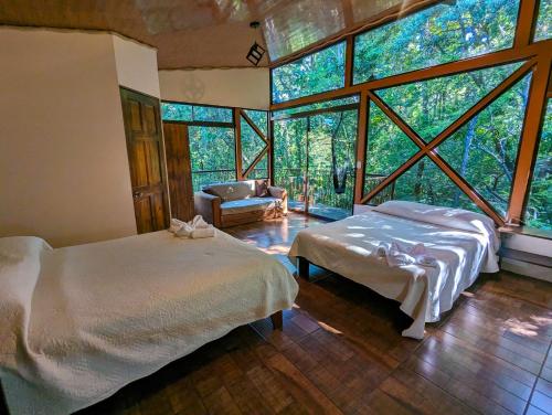 Postel nebo postele na pokoji v ubytování Quality Cabins Monteverde