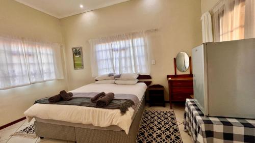 une chambre avec un lit avec des serviettes dessus dans l'établissement Kroon Lodge, à Kamieskroon