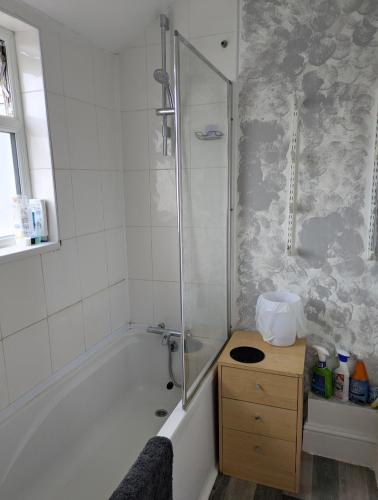 Koupelna v ubytování City Vacations Kettering town Single Room available for short & longer stays